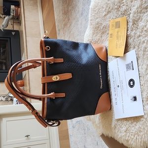 Stunning NWOT Dooney & Bourke Black & Tan Claremont Dover Satchel 🖤🤎